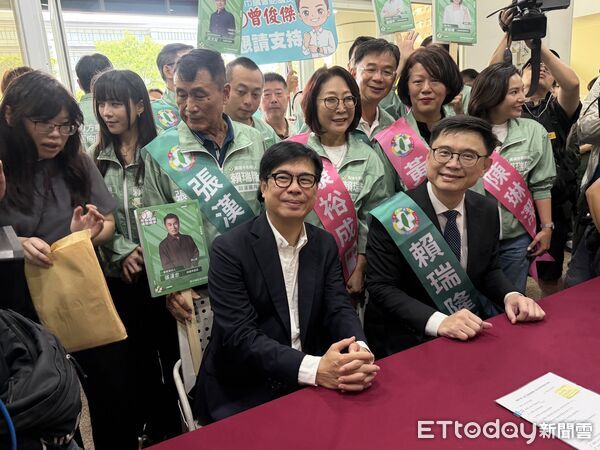 ▲▼賴瑞隆登記參選高雄市長 陳其邁親陪同:選對人才能走對的路 。(圖/記者吳世龍攝)