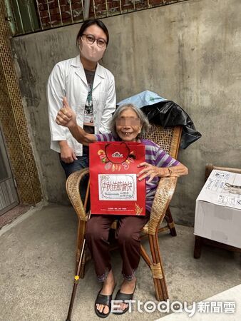 ▲▼ 聖馬爾定深入嘉義鄰里 牽起獨居長輩的手過中秋 。(圖/聖馬爾定醫院提供)