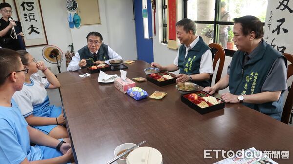 ▲台南市長黃偉哲與教育局長鄭新輝突擊安平國中,查看學生午餐及餐後回收情形。(記者林東良翻攝,下同)