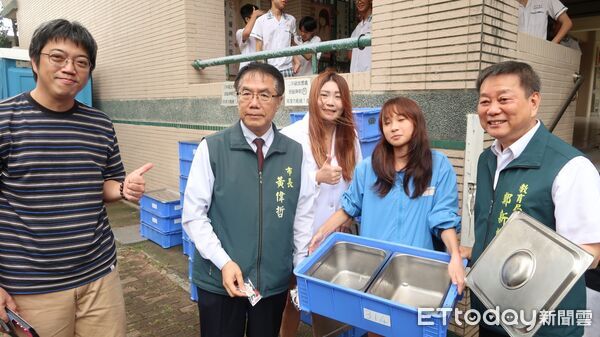 ▲台南市長黃偉哲與教育局長鄭新輝突擊安平國中,查看學生午餐及餐後回收情形。(記者林東良翻攝,下同)