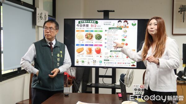 ▲台南市長黃偉哲與教育局長鄭新輝突擊安平國中,查看學生午餐及餐後回收情形。(記者林東良翻攝,下同)