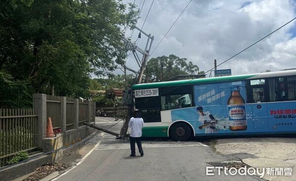 ▲▼林口公車撞斷電線桿 。(圖/記者陳以昇翻攝)