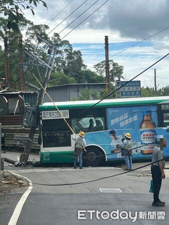 ▲▼林口公車撞斷電線桿 。(圖/記者陳以昇翻攝)