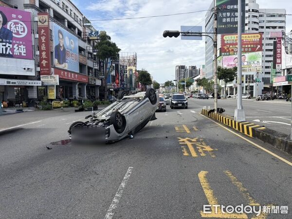 ▲▼自小客車自撞分隔島翻車,一家4人爬出車外。(圖/民眾提供,下同)