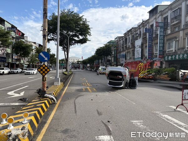▲▼自小客車自撞分隔島翻車,一家4人爬出車外。(圖/民眾提供,下同)