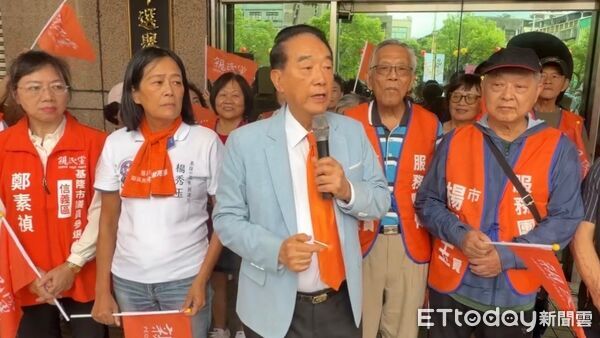 ▲宋楚瑜現身基隆陪3候選人登記。(圖/記者郭世賢翻攝)
