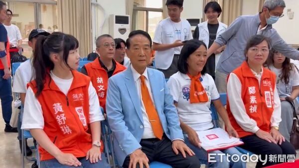 ▲宋楚瑜現身基隆陪3候選人登記。(圖/記者郭世賢翻攝)