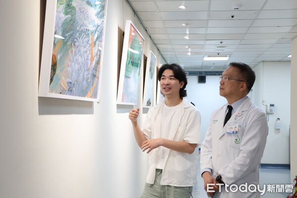 ▲雲林青年藝術家江威儒回到出生地若瑟醫院舉辦藝術展,將家鄉日常風景帶進醫療空間。(圖/記者游瓊華翻攝)
