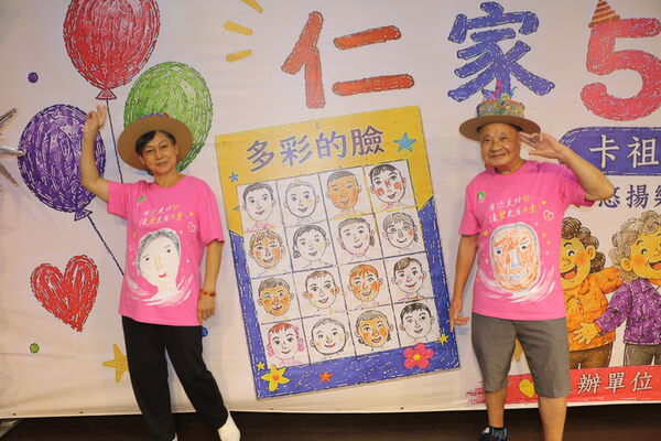 ▲新北仁愛之家歡慶51週年 長輩自畫像變T恤自信走秀。(圖/新北市社會局提供)