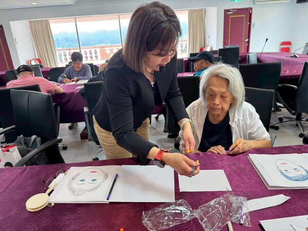 ▲新北仁愛之家歡慶51週年 長輩自畫像變T恤自信走秀。(圖/新北市社會局提供)