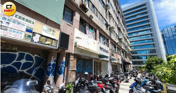 北市南京東路、敦化北路口一處自主都更的大樓,地主都已經搬空,卻因為近年營建成本漲幅太大,與原先預估的成本差太多,雖已審查核定,至今仍未能拆除重建。(圖/周志龍攝)