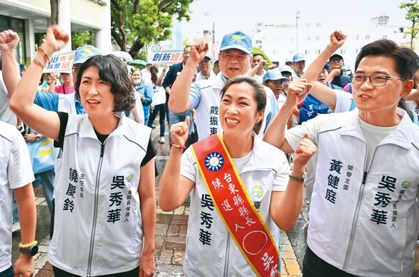 吳秀華(前中)2日在台東前後任縣長黃健庭(前右)、饒慶鈴(前左)陪同下前往登記參選台東縣長。(翻攝吳秀華臉書)