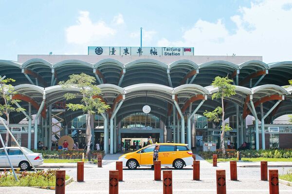 台東車站不在台東市區,1992年啟用至今已34年,周圍區域發展仍有限。(翻攝維基百科)