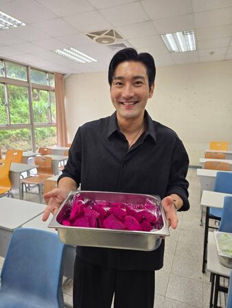 ▲▼始源曬台灣水果!「農會應該會聯絡我了」小編火速搶人。(圖/翻攝自臉書、threads)