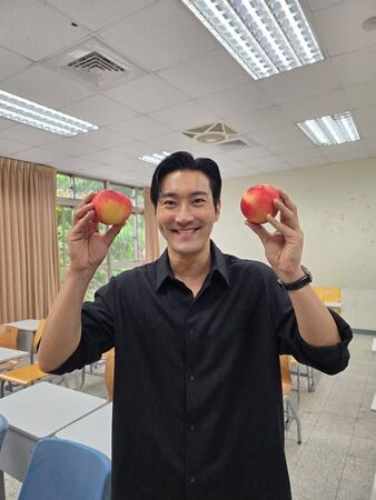 ▲▼始源曬台灣水果!「農會應該會聯絡我了」小編火速搶人。(圖/翻攝自臉書、threads)