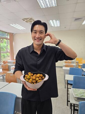 ▲▼始源曬台灣水果!「農會應該會聯絡我了」小編火速搶人。(圖/翻攝自臉書、threads)