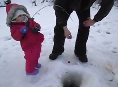 2歲女娃一次釣魚就上手，可以拜師嗎