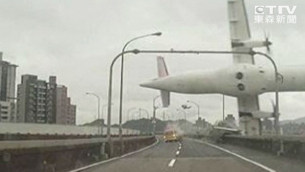 飛機墜毀瞬間擦撞計程車，運將、乘客送忠孝醫院。（圖／行車紀錄器畫面翻拍）