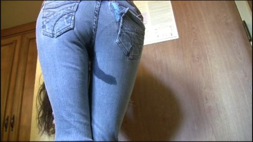 Девушка спустила джинсы и запустила пальчики для соло мастурбации на камеру