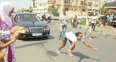 摩洛哥最強壯女孩，用頭髮拉1.5噸車