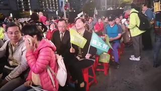 1123_姚文智造勢晚會民眾揮旗喊話_1723