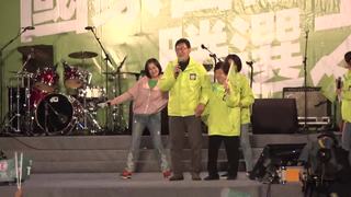 1123_姚文智_造勢晚會_姚文智與妻姚媽台上致詞