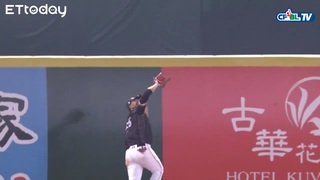 朱育賢美技守備，在全壘打牆前沒收陳重羽的深遠飛球 | 06_16 統一 vs Lamigo 七局上