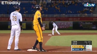 陳文杰發動盜壘加上捕手傳球失誤上到三壘 | 06_20 兄弟 vs Lamigo 二局上