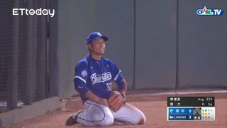 高孝儀全力衝刺接殺界外高飛球，可惜最後球彈出來功虧一簣 | 06_21 富邦 vs Lamigo 四局下