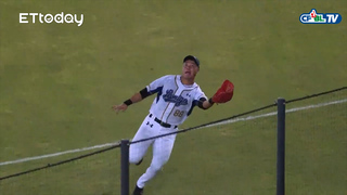 藍寅倫展現拼勁，差點完成美技守備 | 06_21 富邦 vs Lamigo 五局上