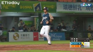 Lamigo破蛋！靠著姚雨翔的傳球瑕疵，陳俊秀奔回本壘攻下第一分 | 06_25  Lamigo vs 統一 四局上
