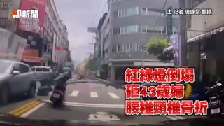 紅綠燈突倒砸中機車婦！　她慘倒地...腰椎頸椎骨折
