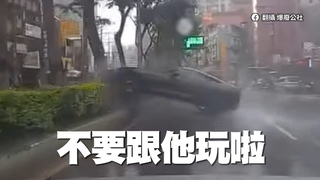 雨中競速女急喊「老公」　下秒尖叫...26秒影片曝光