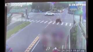 廂型車失控撞6機車
