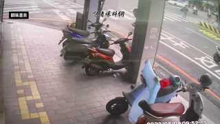 (乾淨影入庫)台南孕婦開車左轉撞2路人！撞擊畫面曝