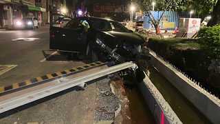 金門又見幽靈車！颱風夜撞施工警示牌零件四散…警找嘸駕駛