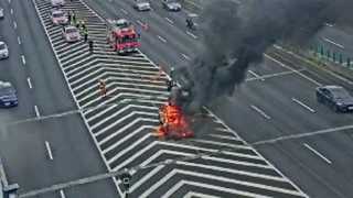 國1桃園交流道「火燒紅斑馬」！濃煙狂竄　車身面目全非