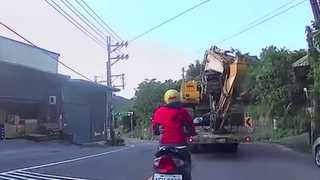 騎士彎道雙黃線逆向超車害對向3機車追撞　龜山警：已依規定舉發、最高1800元
