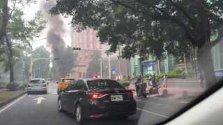 敦化北路小黃火燒車！運將、乘客急跳車逃命