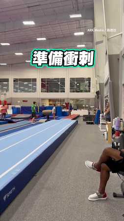體操運動員連續後空翻快速有力太厲害啦！