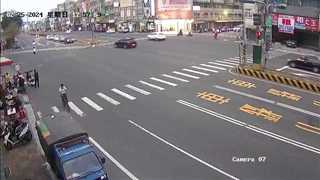 保時捷休旅車衝撞安全島險翻車　對向等紅綠燈6輛車嚇壞