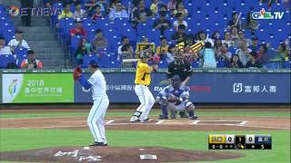 170713_2-3   07/13 兄弟 vs 富邦 一局上，陳子豪擊出投手方向滾地球，形成雙殺