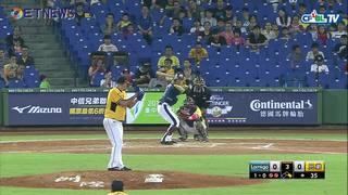 07/18 Lamigo vs 兄弟 三局上，林承飛遭羅曼牽制出局，結束這半局桃猿的進攻