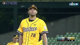 07/18 Lamigo vs 兄弟 六局上，陳俊秀擊出左外野飛球，遭花花張正偉美技接殺