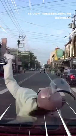 【路口切西瓜】女騎士突竄出左轉遭撞飛　網批：視線遮蔽還敢轉