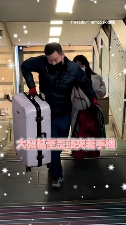 扛行李箱爬樓梯好狼狽　韓國大叔「講電話+提包」仍上前出手幫忙