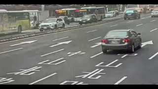 砂石車駕駛緊急煞車！砂石噴泉畫面曝　北市警員疏導交通「1小時清空」