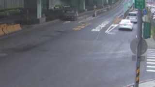 板橋男疲勞駕駛恍神！猛力撞上分隔島　車頭爛毀變形
