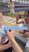 富邦女孩 #檸檬 #李雅英 唱歌給萌娃聽！網笑翻：放過他吧XD