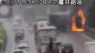 聯結車國3自撞折甘蔗180度轉向　車頭起火駕駛獲救額頭流血送醫
